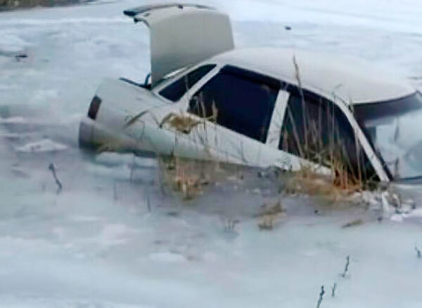 Житель Ростовской области хотел прокатиться по замерзшему Дону и утопил автомобиль