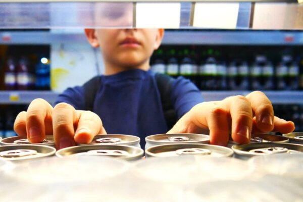 В Госдуму внесен законопроект о запрете продажи энергетиков детям