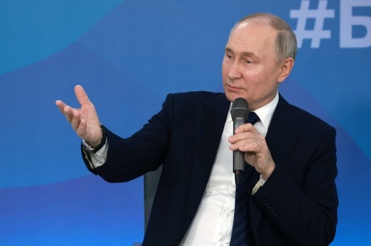 Путин анонсировал повышение МРОТ в 2024 году
