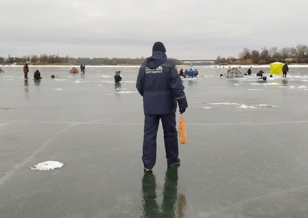 На лед водоемов вышли сотни рыбаков