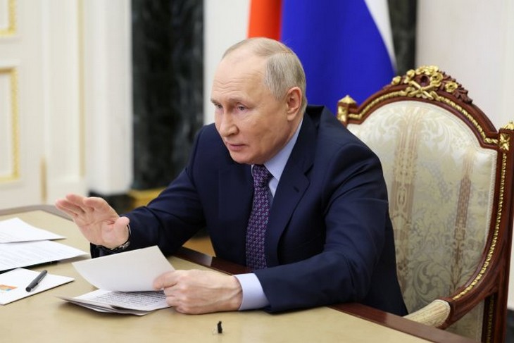 Путин поручил ускорить выдачу выплат и льгот участникам СВО