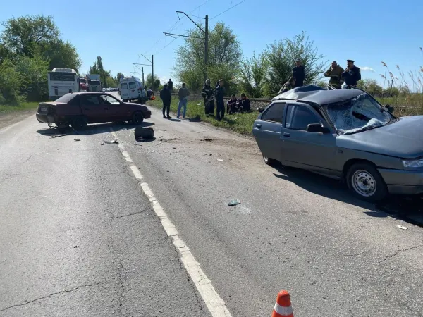 Автобус снёс две остановившиеся машины на трассе в Ростовской области. Один человек погиб, трое ранены