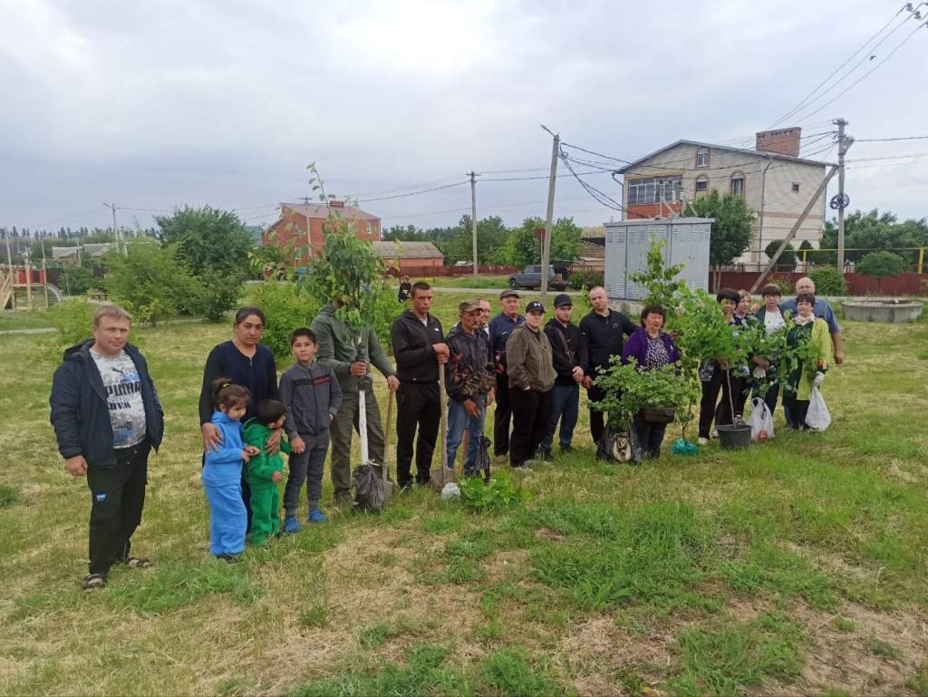 На территории Мартыновского района провели Всероссийскую ежегодную Акцию «Сад связь поколений»