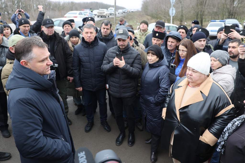 Юрий Борисович Слюсарь запретил утилизировать загрязненный мазутом песок, привезенный в Ростовскую область с Кубани