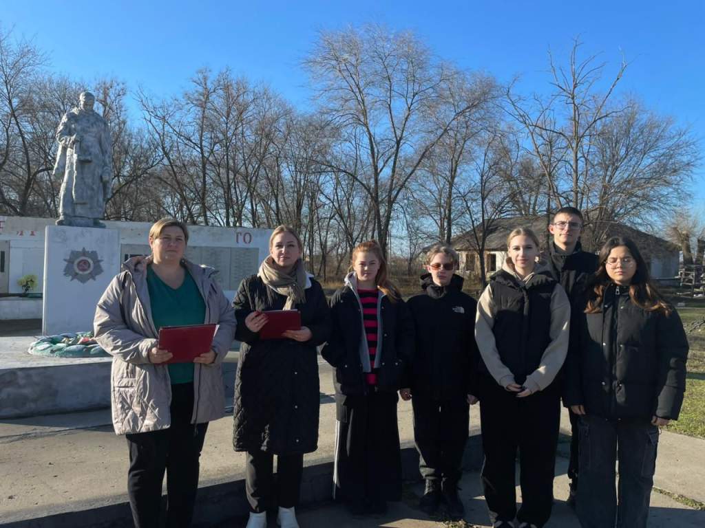 У братской могилы