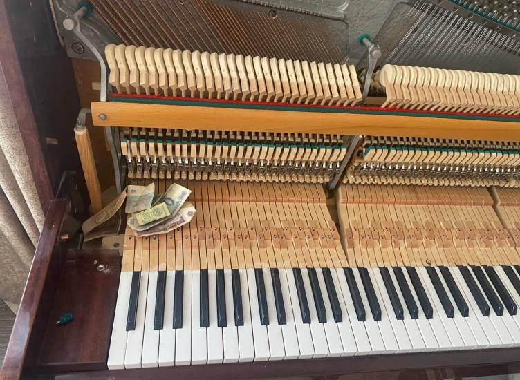 В старом ростовском пианино был найден тайник с крупной суммой денег