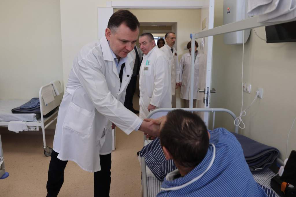 Юрий Борисович Слюсарь поздравил раненых бойцов СВО с Днем защитников Отечества