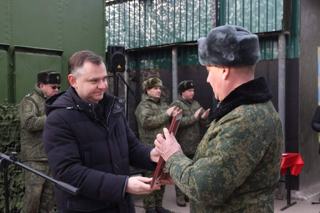 Глава Донского региона вручил бойцам 4-й гвардейской Краснознаменной армии ВВС и ПВО почетные знаки «За ратную службу»