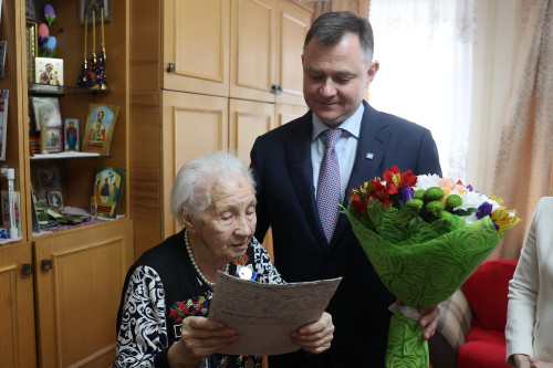 Юрий Борисович Слюсарь вручил медаль к 80-летию Победы ростовчанке Клавдии Сисюкиной