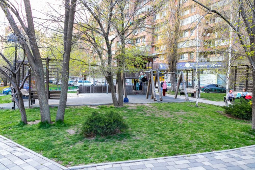 На Дону стартовало общественное обсуждение проектов реконструкции детских площадок