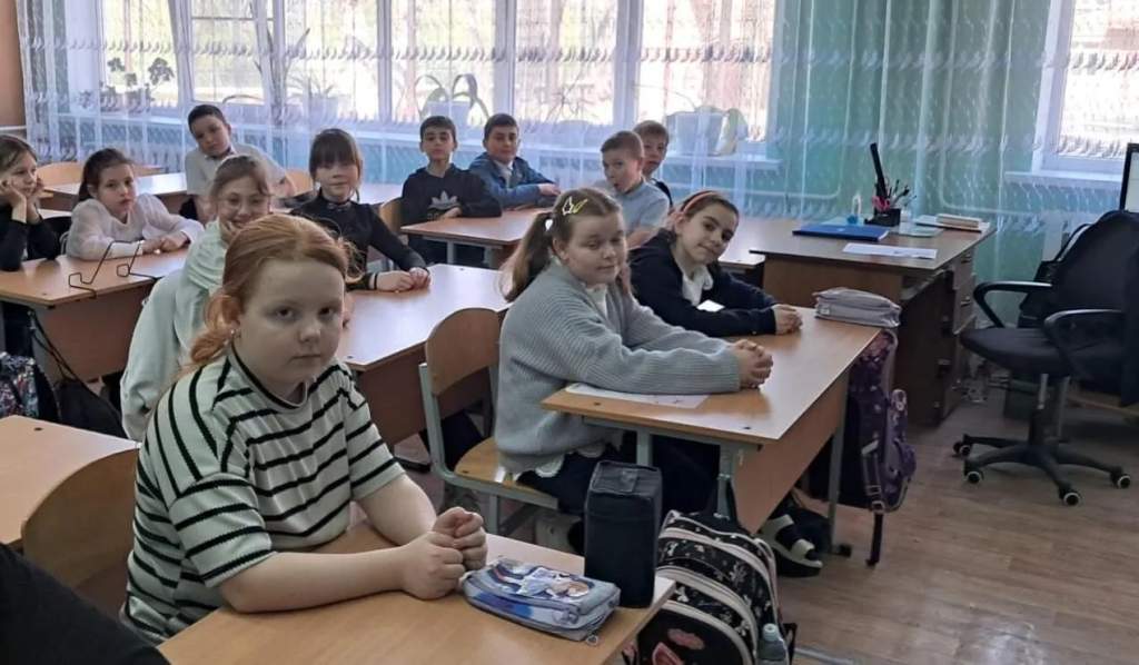 С учащимися сл.Большая Мартыновка состоялась беседа-диалог «Не открывай чужой тете, если мама на работе»