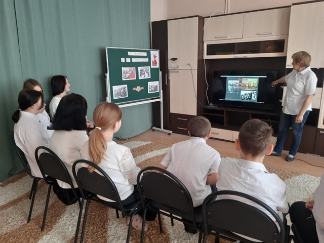 В социально-реабилитационном центре для несовершеннолетних сл. Большая Мартыновка состоялся патриотический час «Истерзанные, но не сломленные»