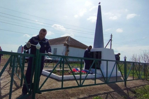 Акция «Дон помнит»: спасатели Ростовской области благоустраивают мемориалы воинской славы