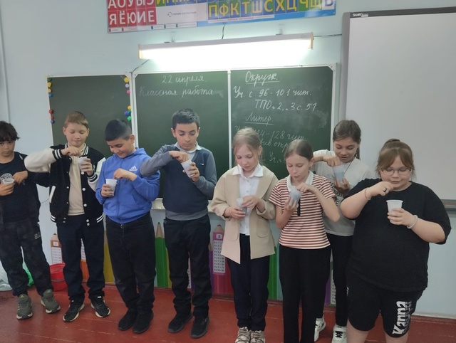 Младшие школьники сл. Большая Мартыновка совместно с классными руководителями приняли участие в акции «Клумба Орлят»