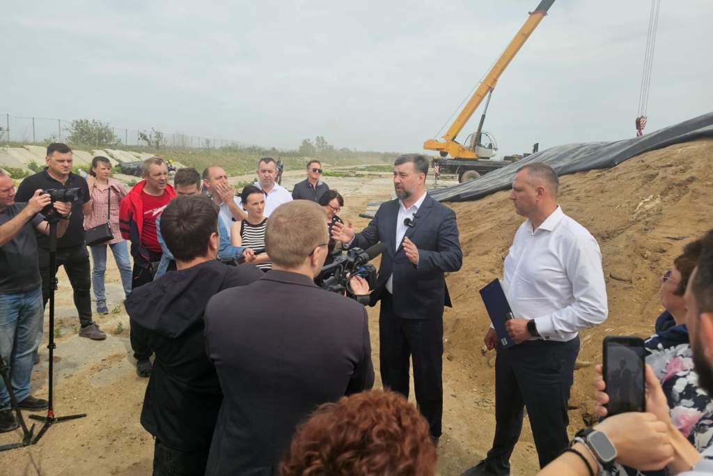 Песок с мазутом с Семикаракорского района начали вывозить обратно на Кубань