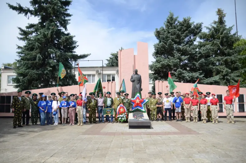 В Мартыновском районе пограничники возложили венки к памятникам, отдав дань уважения павшим защитникам Отечества