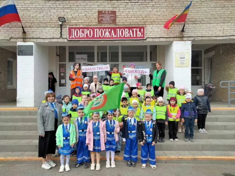 Для ребят Мартыновского района провели уличную акцию «Безопасность детей на дорогах в летний период»