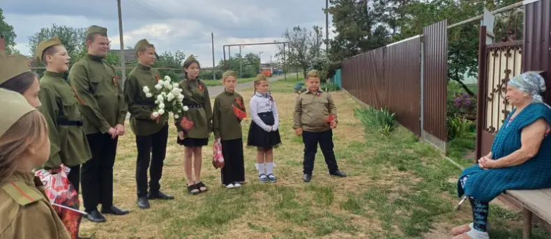 Учащиеся Мартыновского района провели акцию-поздравление «Война глазами поколений»