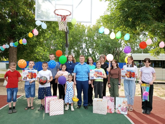 В гости с подарками к ребятам социально-реабилитационного центра сл. Большая Мартыновка