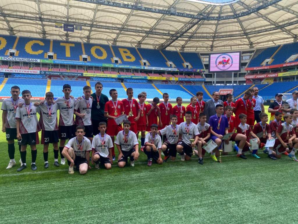Команда юных футболистов Мартыновского района – серебряный призер областного финала «Кожаный мяч»