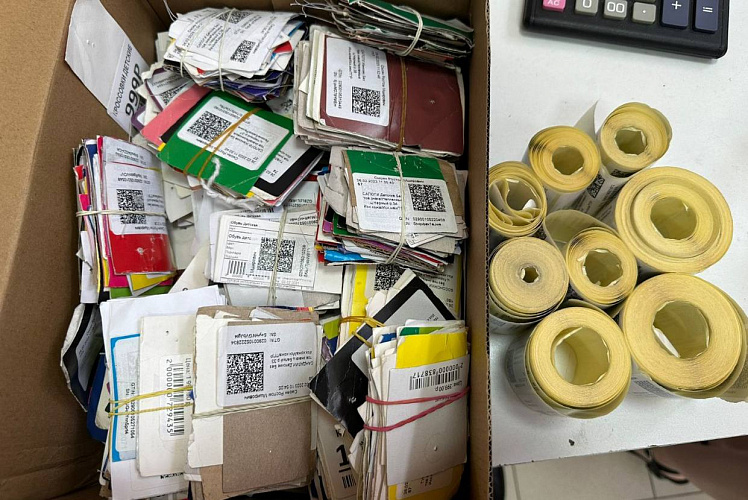 100 пар поддельной обуви и больше 5000 бирок изъяли в Ростовской области