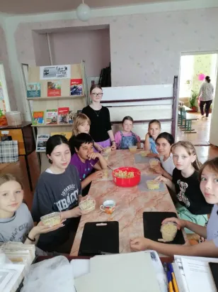 В сельской библиотеке х. Новосадковский состоялось первое заседание кружка «Мамины помощники»