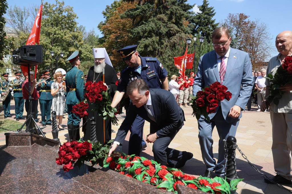 Глава Донского региона возложил цветы к памятнику Герою России Алексею Бересту