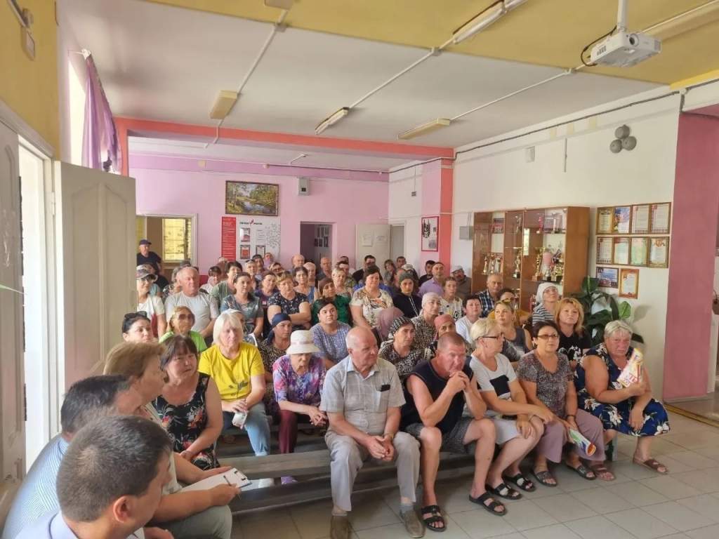 Состоялся сход граждан х.Денисов с Главой Администрации Мартыновского района