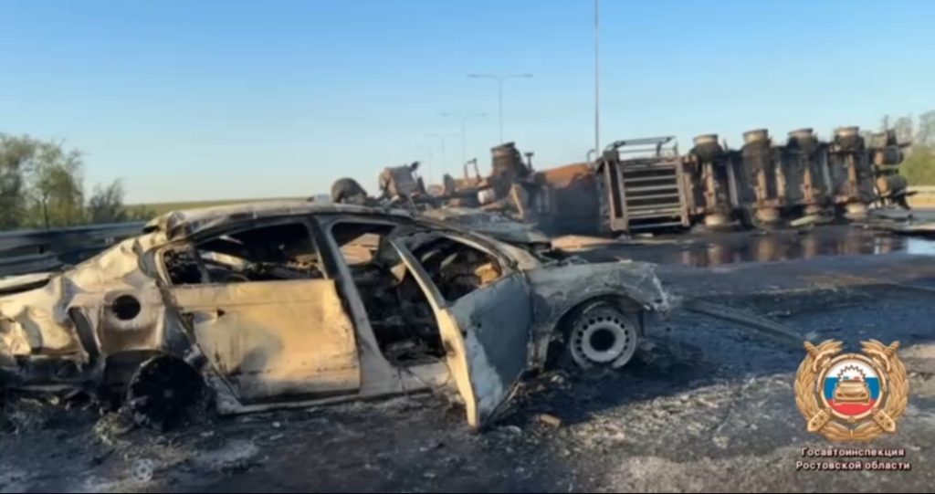 Четыре человека погибли в ДТП с грузовиком в Ростовской области