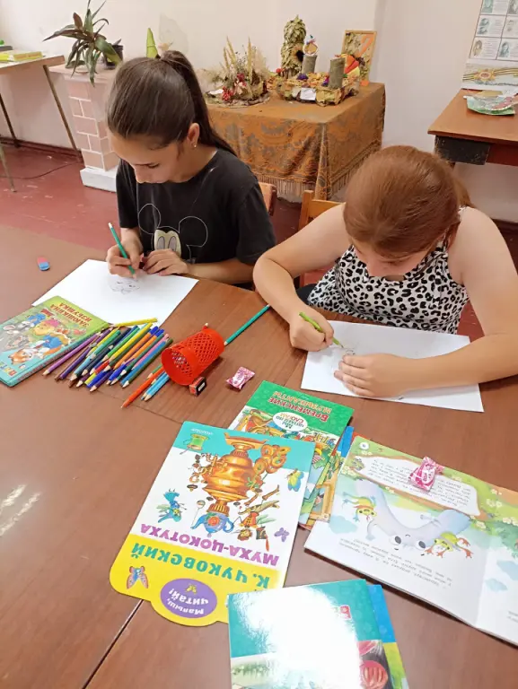 В сельской библиотеке хутора Малоорловский в очередной раз собрались участники объединения «Золотые ручки»