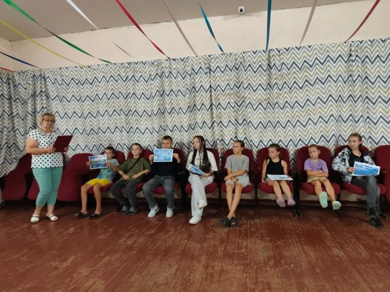 Работник сельской библиотеки х. Лесной  провела для ребят информационный час «Всемирный день китов и дельфинов»