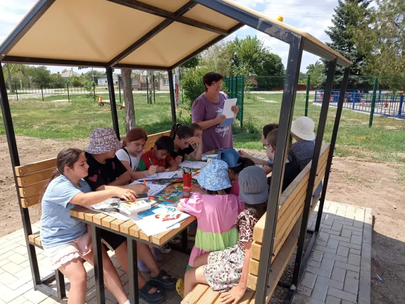 Для ребят х. Малоорловский сельский библиотекарь провела мероприятие  «Читающая скамейка»