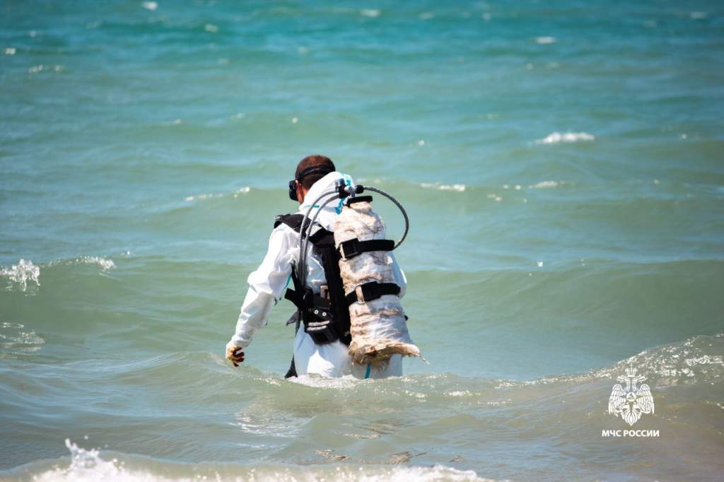 Водолазы из Ростовской области очищают Черное море от нефтяных загрязнений