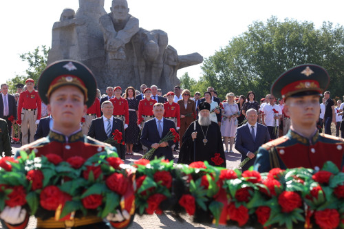 Глава Донского региона разделил с ростовчанами скорбь по погибшим в результате трагедии на Змиевской балке, где произошла массовая казнь
