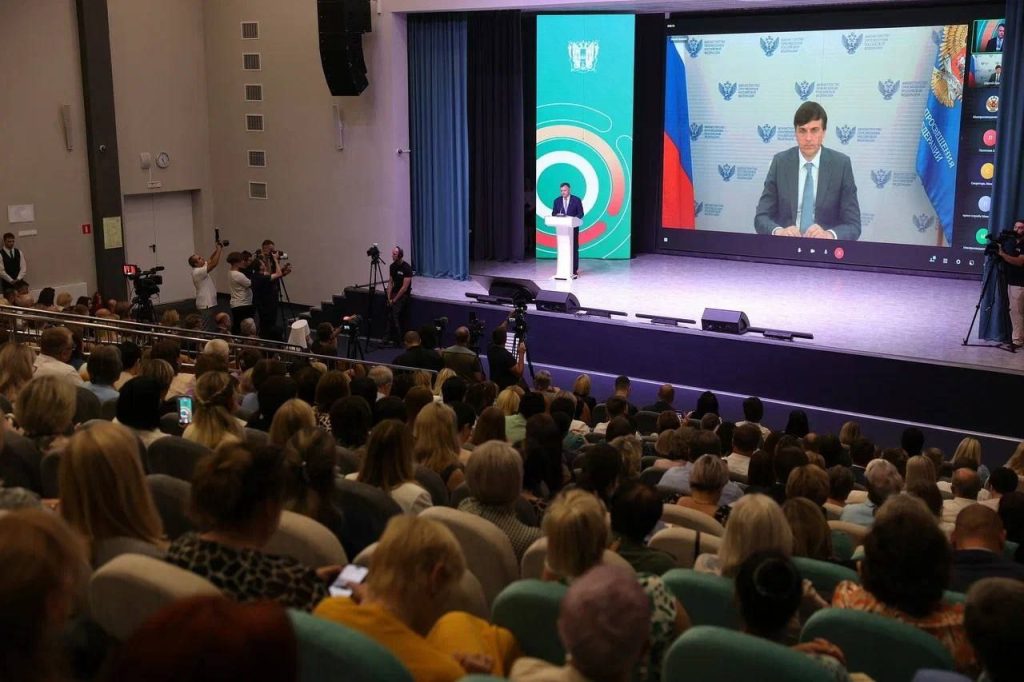 С начала октября оплата труда учителей в Ростовской области увеличится на 7,6%.