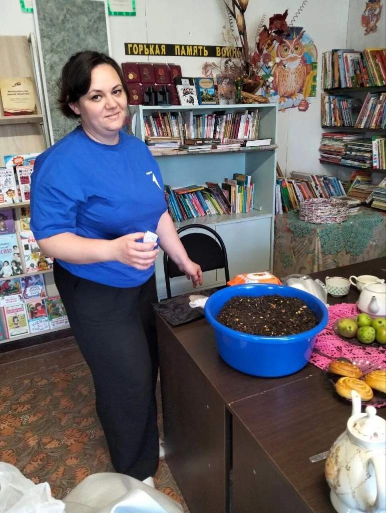 В сельской библиотеке сл. Большая Орловка в очередной раз собрались участницы клуба «Добрых рук мастерство»