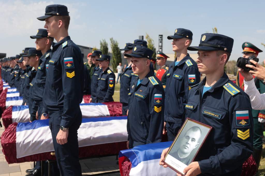 На Самбекских высотах предали земле останки 101 воина, отдавшего жизнь в годы Великой Отечественной войны. Их подвиг будет жить в сердцах поколений