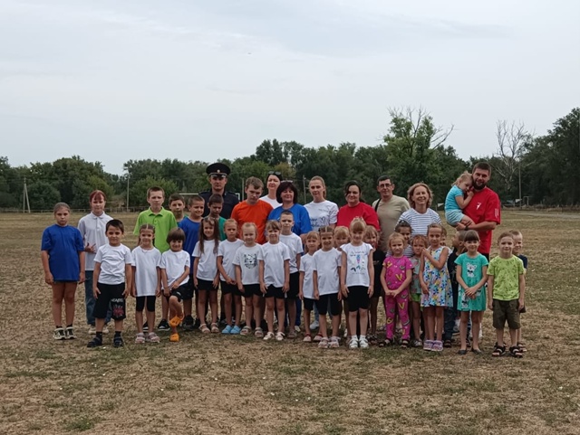 «Зарядка со стражем порядка» прошла с успехом на стадионе «Юность» в Большой Мартыновке