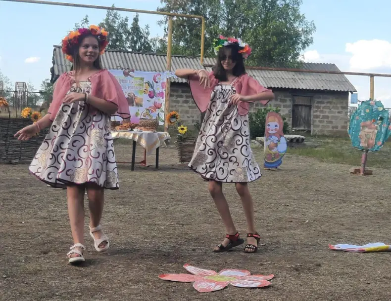 Участники театрального объединения «Лучик» сельской библиотеки п.Абрикосовый провели для жителей поселка праздник «Пришли Спасы-готовь припасы»