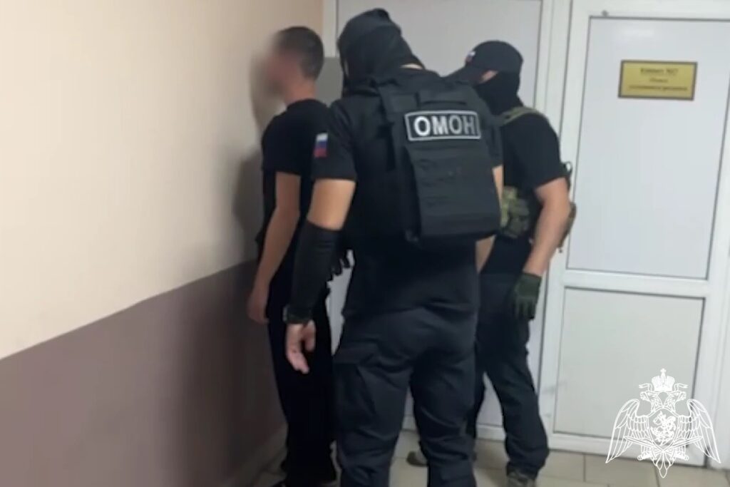 В Ростовской области сотрудники Росгвардии задержали подозреваемого в мошенничестве и передали его полиции для дальнейшего расследования