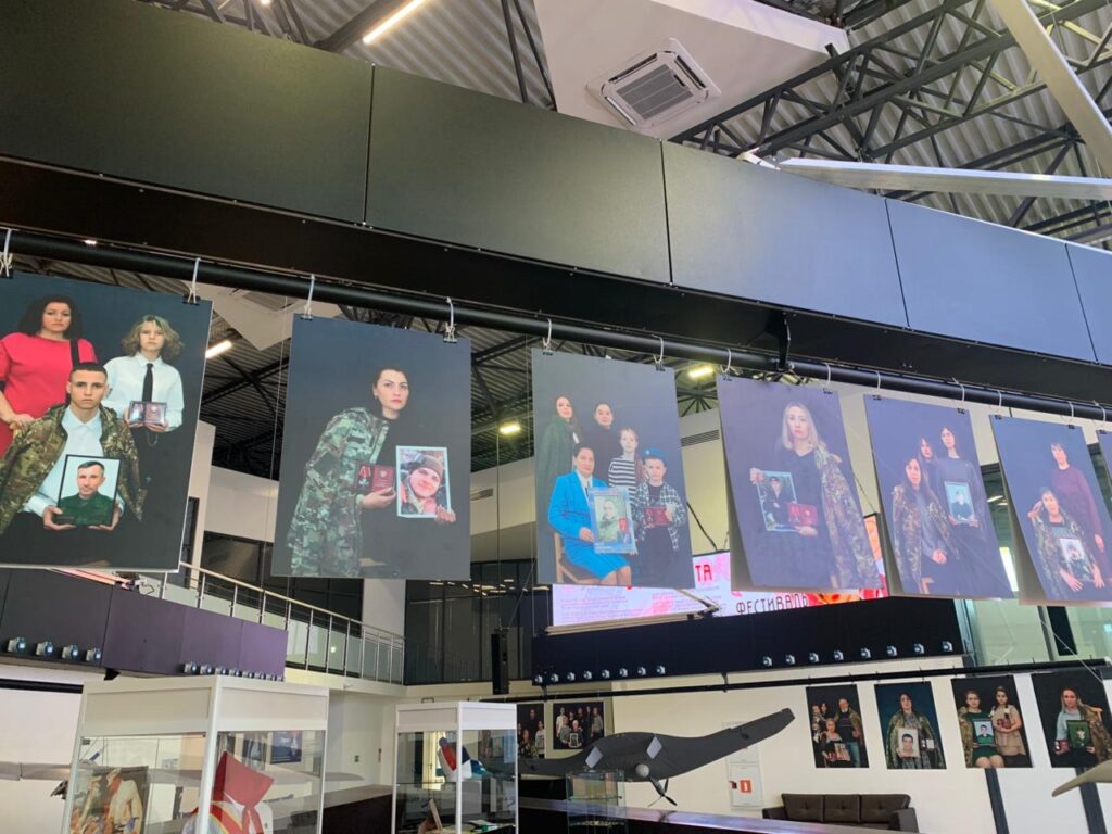 Жители и гости Ростовской области смогут увидеть выставку памяти «Семья героя»