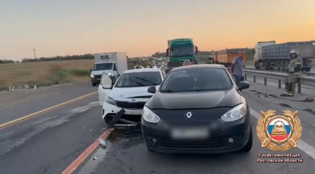 На территории Ростовской области зарегистрирована авария, в которой столкнулись пять транспортных средств