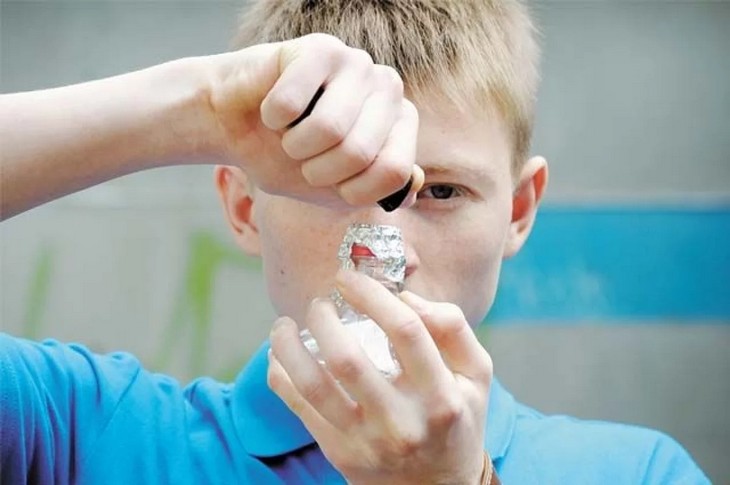 С начала осени в Российской Федерации реализация воспламеняющихся устройств, таких как зажигалки, а также аэрозольной продукции несовершеннолетним может повлечь за собой наложение штрафных санкций в размере до двух миллионов рублей