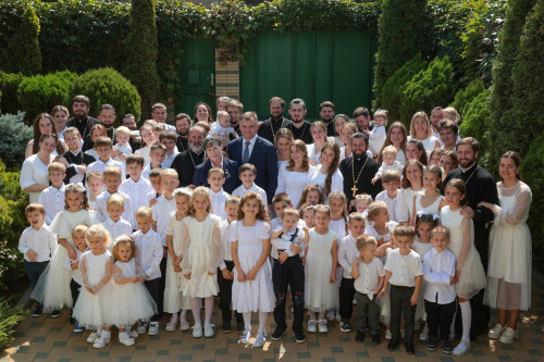 Ростовчанка Надежда Осяк награждена орденом «Мать-героиня», который ей передал Юрий Слюсарь