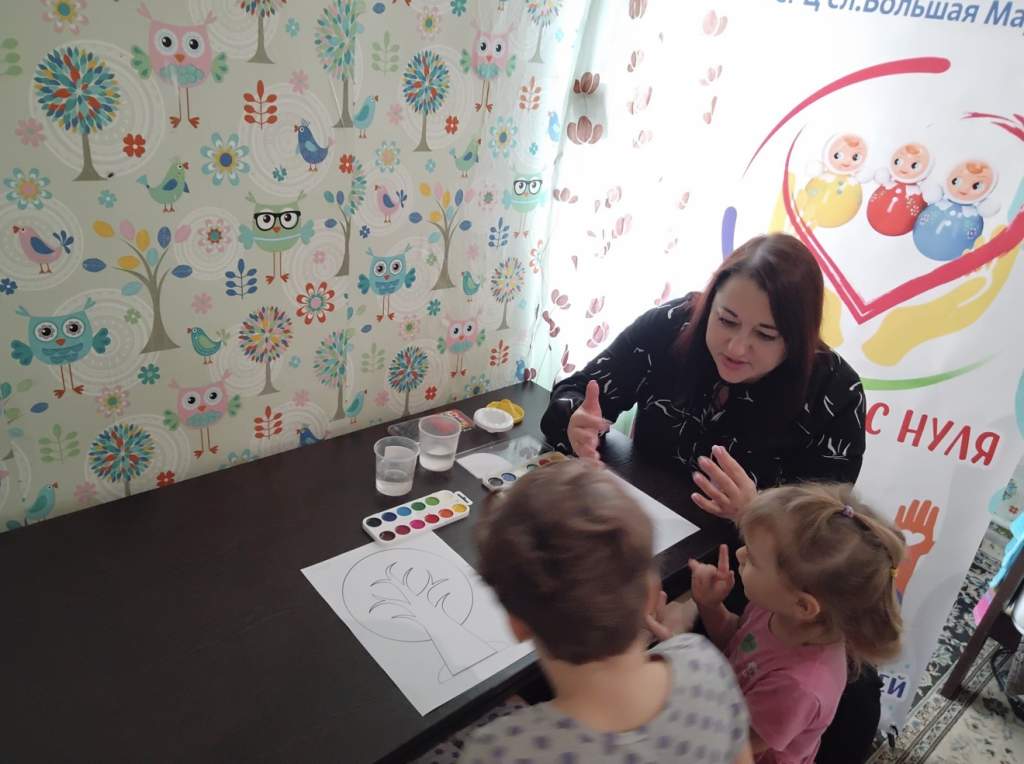 «Начинаем с нуля»: специалисты СРЦ сл. Большая Мартыновка подарили семьям «Краски осени»