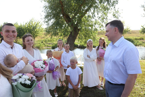 Юрий Борисович Слюсарь сообщил, что в Ростовской области планируют вручение подарочных комплектов для новорожденных детей с начала следующего года