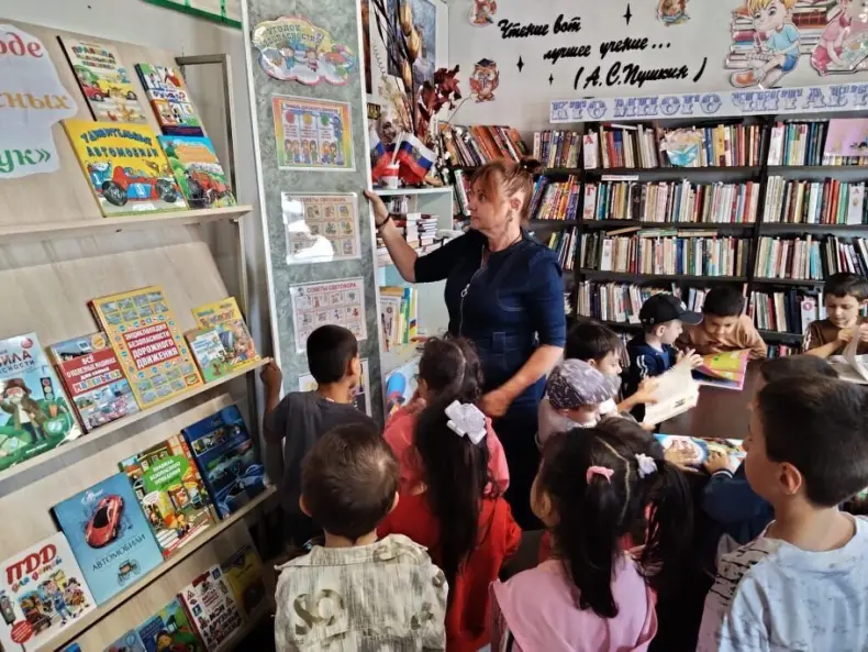 Для воспитанников детского сада в сельской библиотеке сл.Большая Орловка состоялся познавательный час «В городе дорожных наук»