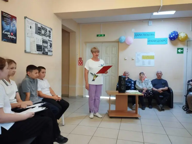 В социально-реабилитационном отделении п. Южный прошел литературно-музыкальный час «Дари любовь, храни добро!»