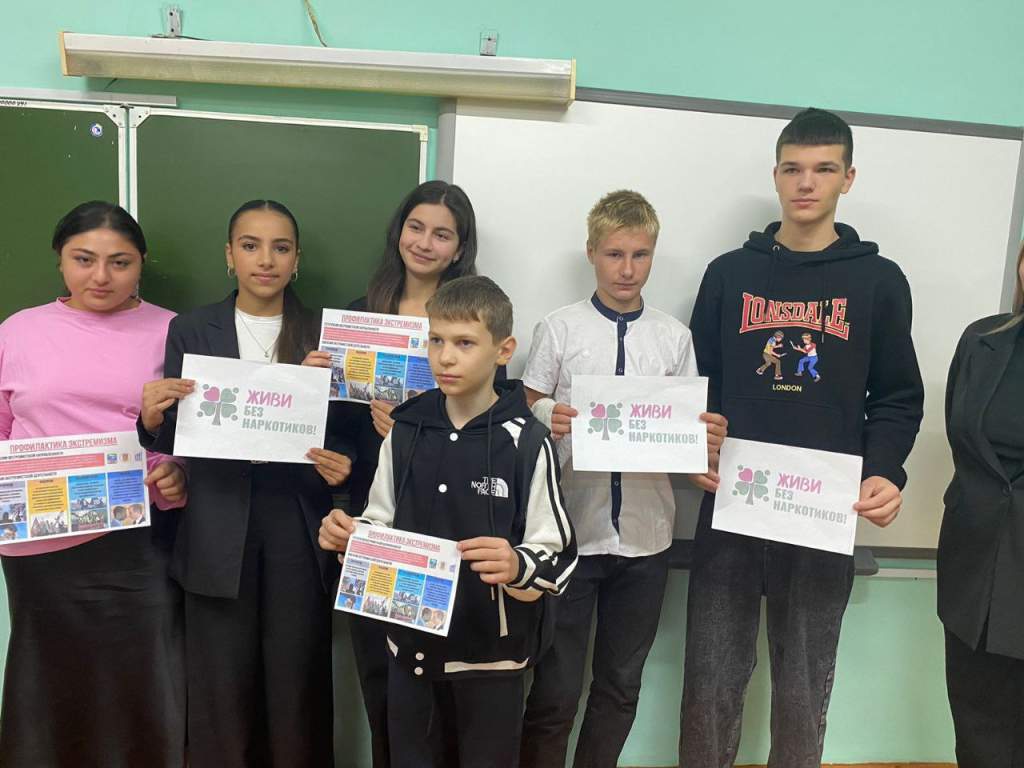 Школьники сл. Большая Мартыновка приняли участие в патриотическом уроке и уделили внимание безопасности жизнедеятельности