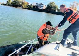«Сам не выгребу!» Сильный ветер унес рыбака в Дону, на помощь пришли спасатели